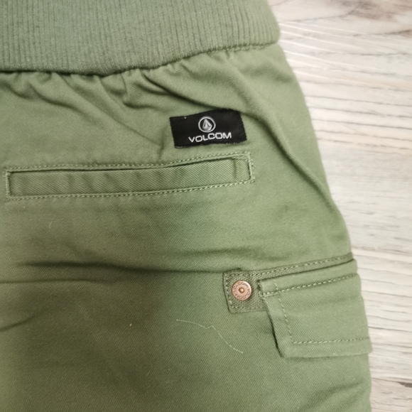 NWT Volcom short cargo shorts, rare, small - Picture 8 of 10